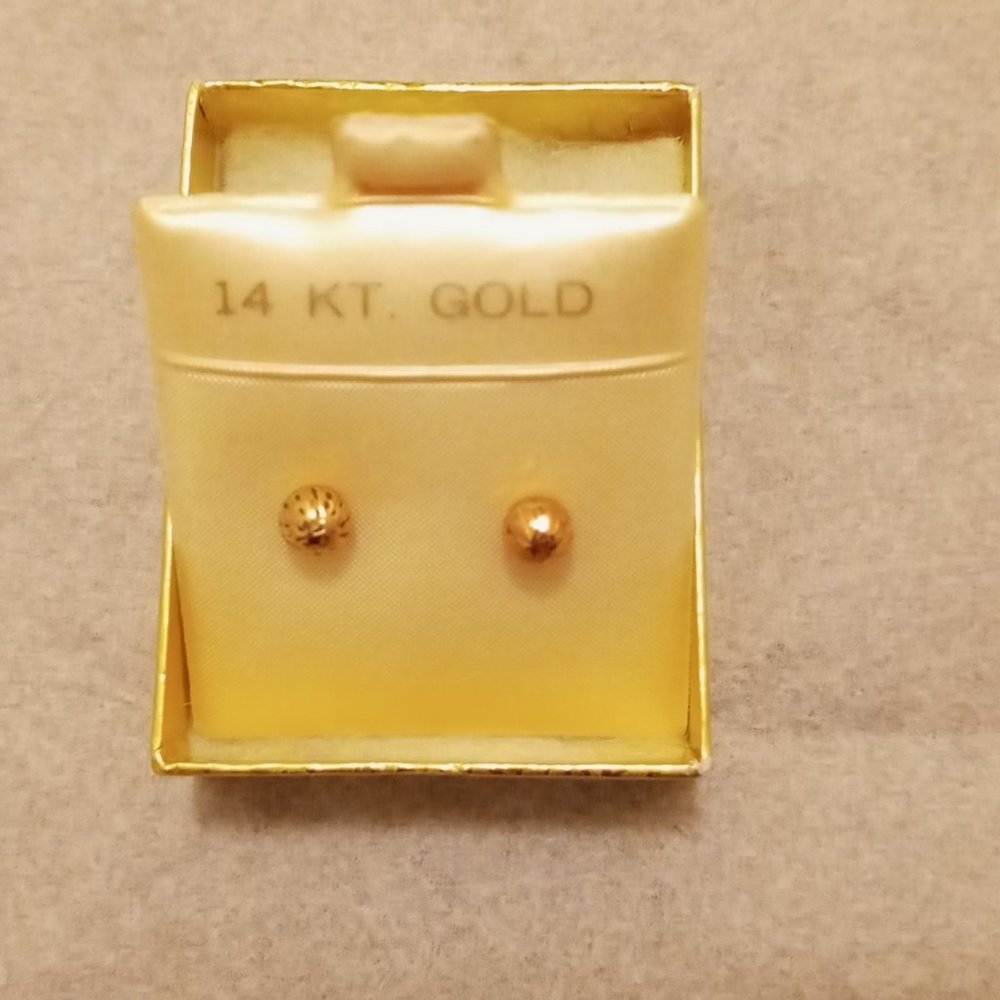 14kt Gold Stud Earrings